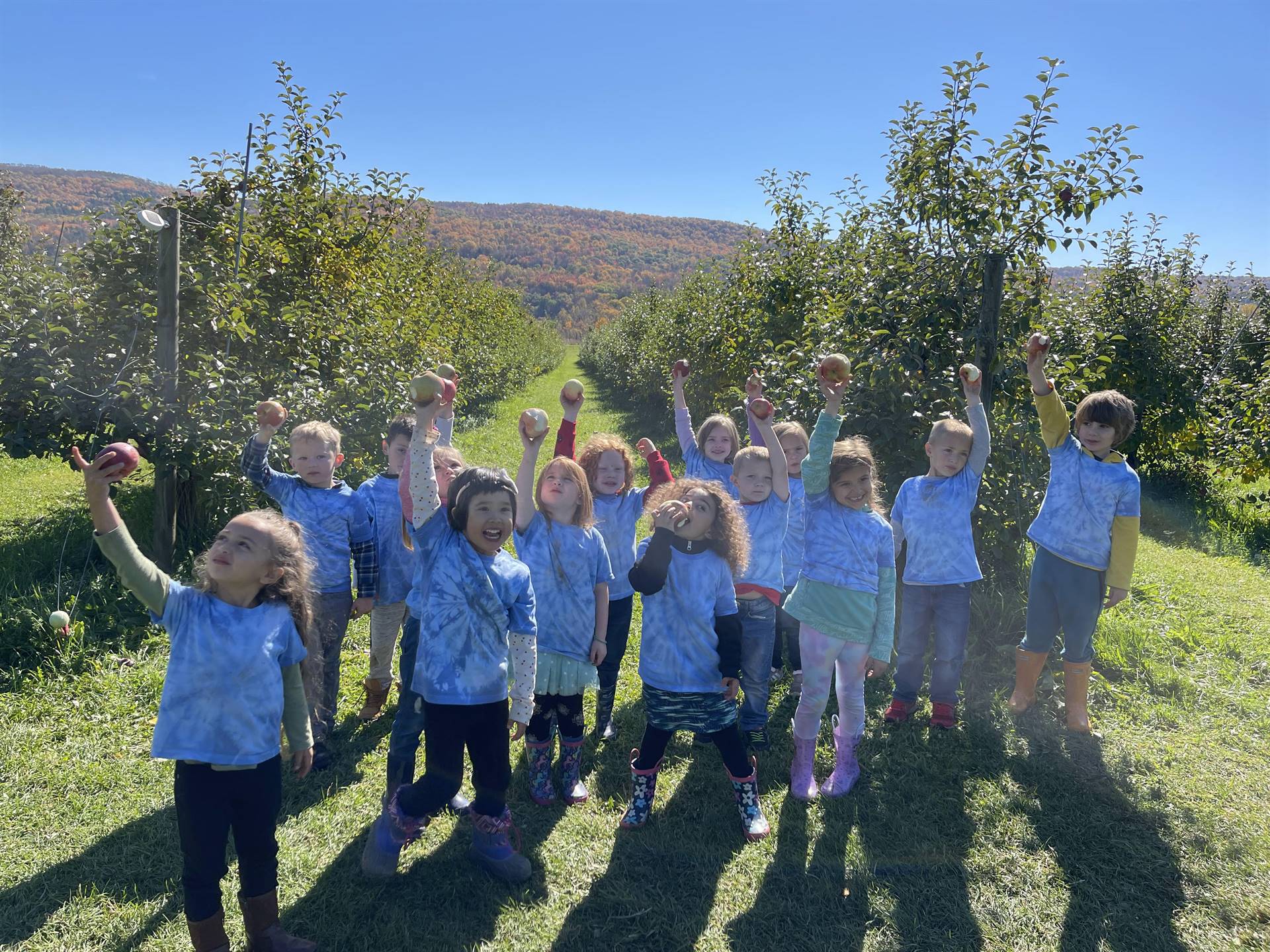 Kindergarteners holding up apples at Middlefield Orchard